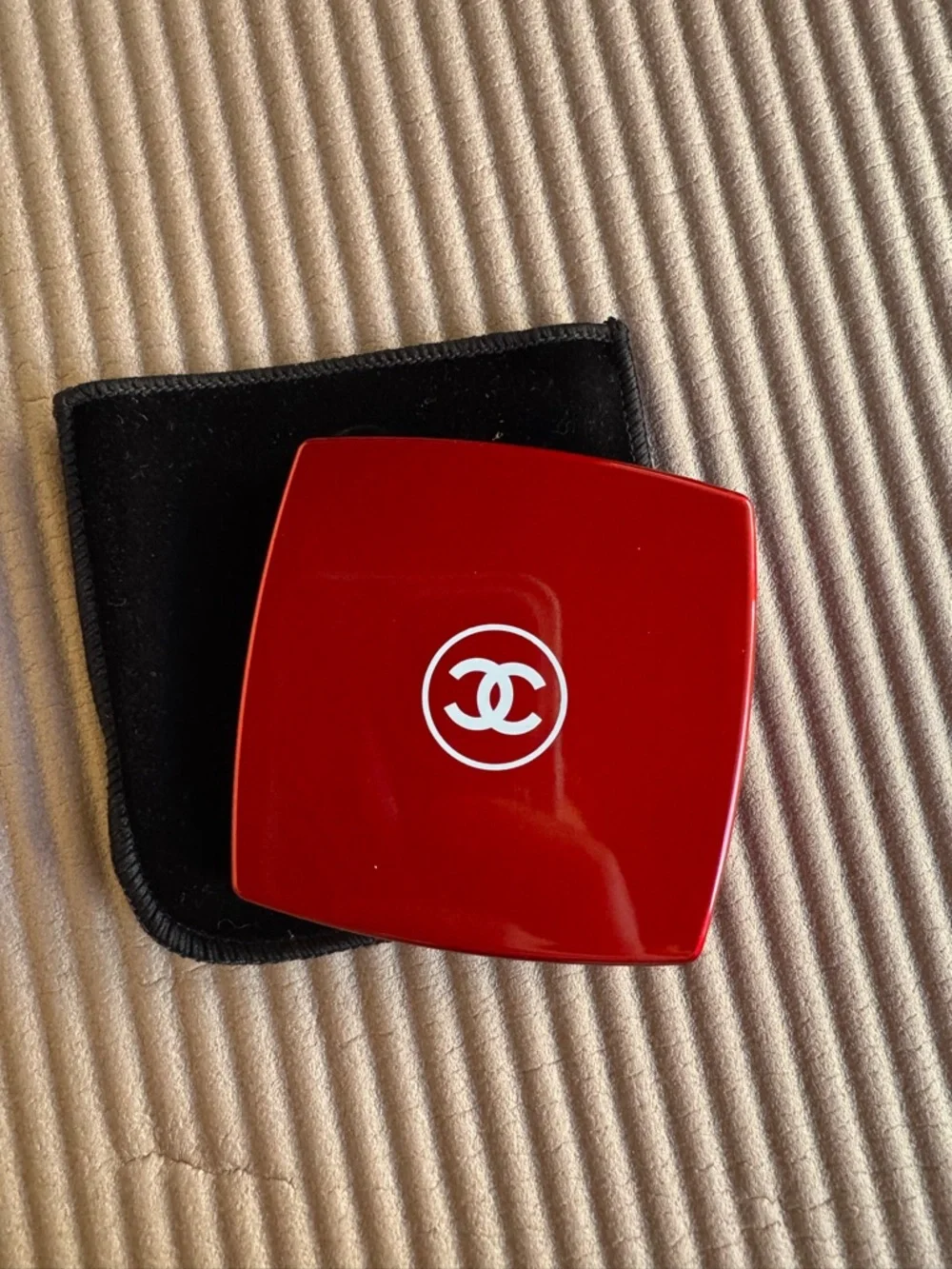 CHANEL red Mirror Duo Compact - Picture 5 of 7